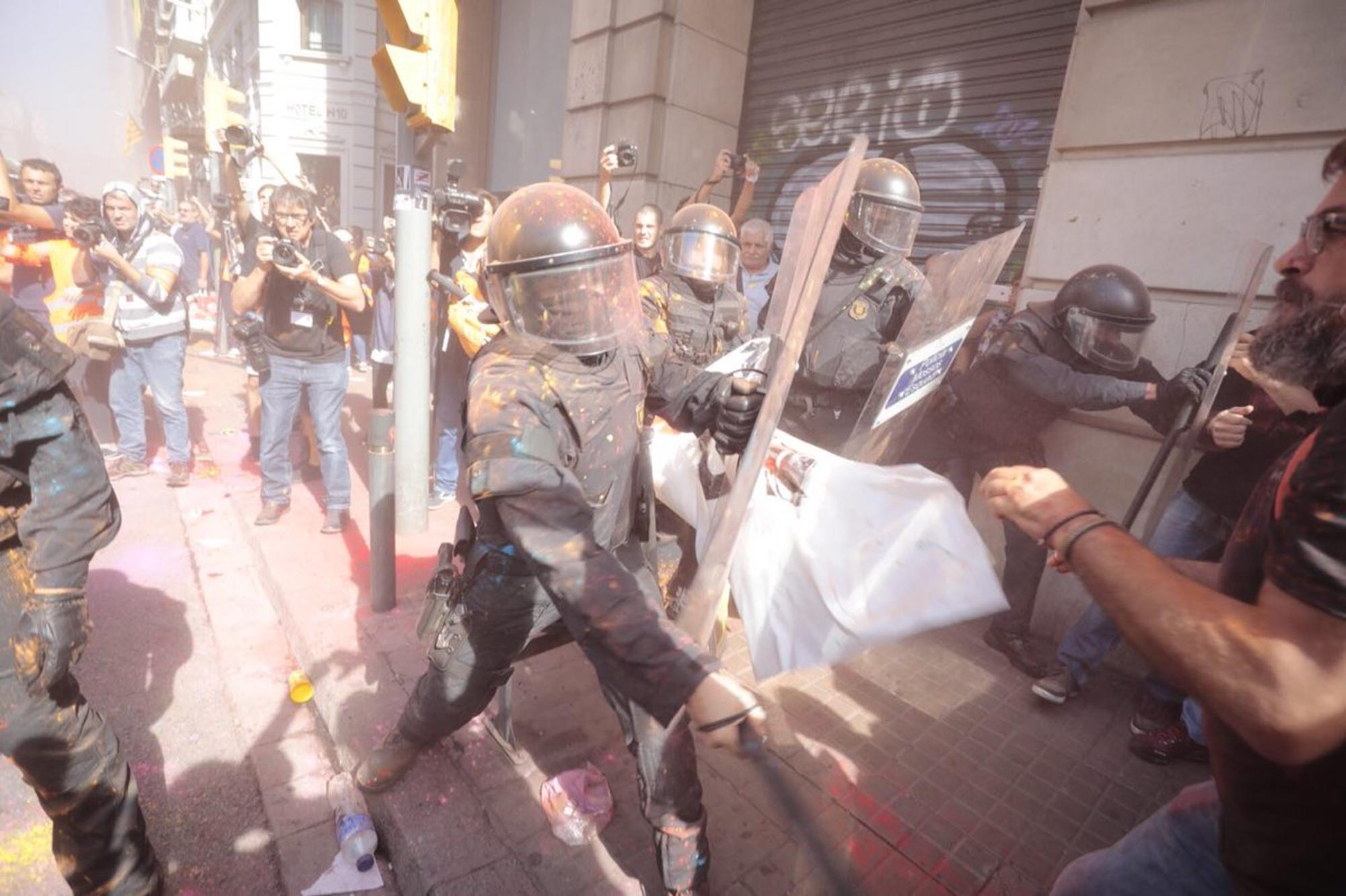 Polvos de colores a la policía.